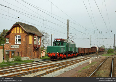 254 052-4 mit authentischen Fotogüterzügen auf ehem. Einsatzstrecken - Fotogüterzug am 1.5.2010